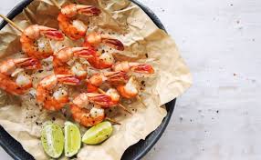 Code di gamberi lessate 500 g, 10 cipollotti sottili, 4 pomodori maturi, uno spicchio d'aglio, 4 cucchiai d'olio d'oliva, 1/2 bicchiere di vino bianco, formaggio tipo feta 120 g, qualche rametto di aneto, sale, pepe nero. Gamberi Al Forno 10 Varianti Leitv