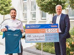 Die liste enthält die banken in aschaffenburg mit der jeweils zugehörigen bankleitzahl (blz) und bic (business / bank identifier code). Raiffeisen Volksbank Aschaffenburg Eg 5 000 Euro Fur Den Arbeitskreis Sport In Schule Und Verein Im Landkreis Aschaffenburg