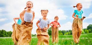 Podrán disfrutar de nuestros patinetes adaptados a cada edad para que corran disfrutando del buen tiempo, los triciclos que nunca pasarán de moda, que jueguen a la pelota como a la antigua. Los Mejores Juegos Para Ninos Al Aire Libre Para Celebrar Una Fiesta