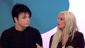 Entró en la industria de la música como líder de la banda de new wave tubeway army. Gary Numan S Superfan Wife Had An Entire Body Lift And Exploding Breasts Daily Mail Online