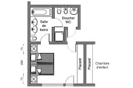 Une Chambre A Coucher Avec Salles De Douche Et De Bains Wc Amenagement Chambre Douche Dans La Chambre Chambre