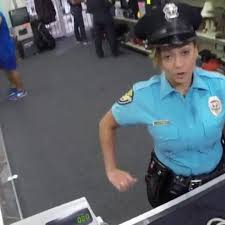 كولومبية جميلة تُرغم على سكس شرطي في مخفر الأمن لتنجو من مخالفة