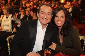 Il se marie le 23 juin 2007 à nathalie marquay , miss france 1987 , comédienne et animatrice de télévision , qu'il a rencontrée le soir de l'élection de miss france 2002. Nathalie Marquay Comment Jean Pierre Pernaut Est Tombe A Closer