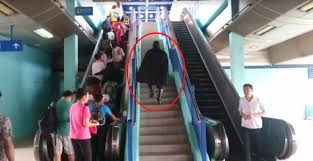 Pasar seni lrt ve mrt istasyonları jalan sultan mohamed üzerinde bir yaya köprüsü ile birbirine bağlanmıştır. Batman Spotted At Pasar Seni Lrt Station Malaysians Love It