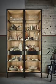 Vitrum, „glas) bezeichnet man einen behälter, der mindestens auf einer seite eine glaswand (von französisch vitre, ‚glas'; Eine Moderne Vitrine Aus Glas Gibt Dem Raum Einen Exklusiven Look Kuchendesign Modern Kuchen Design Moderne Vitrinen