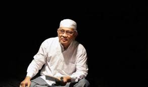 Kamu bisa memberikan puisi untuk menuliskan seberapa besar rasa sayang, rindu, serta berterima kasih untuk segala hal yang telah diperjuangkan oleh ibu kita. Puisi Ibu Karya Mustofa Bisri Sepenuhnya