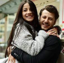 Pin De Hazal Kaya En Kanatsiz Kuslar Onur Zeynep Alas Rotas Hombres Turcos Alas