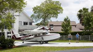 This is a set of houses that have their own private airstrip. Mein Flugzeug Im Vorgarten John Travolta Musste Wieder Ausziehen Auto Mobil Sz De