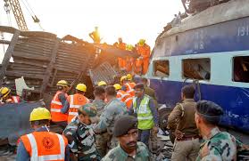 100 die in northern India train wreck ...