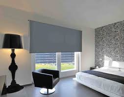 Renforcez La Modernite D Une Chambre Avec Des Stores Enrouleurs Gris Select Simples Sophistiques Et T Store Enrouleur Stores A Enroulement Stores D Interieur