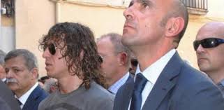 El capital del FC Barcelona, Carles Puyol (i), y el subdirector general  Deportivo del Sevilla, Ramon Rodríguez Verdejo. "Monchi", en el funeral del  jugador del Betis, Miki Roqué, de 23 años, fallecido