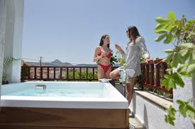 Hotel malena is located in the most nebulous part of the city, in the neighborhood of youth and entertainment, amoudara, overlooking the aegean, a few steps from its commercial street, andrea papandreou, very close to all public transport, monuments and city museums, the international exhibition, convention centers, banks, thousands of branded shops or financial products of all kinds, and. Booking In Crete Malena Hotel