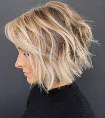 Le Carre Plongeant Blond Un Classique Du Genre Carre Plongeant Blond Coupe De Cheveux Coupe De Cheveux Courte