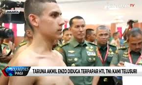 Selanjutnya, untuk model ini, juga termasuk potongan rambut undercut lho, dengan menyisakan rambut tengah yang panjang. Potongan Rambut Taruna Nasi