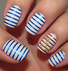 Un cortauñas o tijeras de uñas, una lima, esmalte blanco, esmalte azulón, cintilla para decorar. 9 Ideas De Lindos Disenos Nauticos Para Tus Unas Aquimoda Com