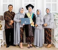 Sahabat tentu saja sudah tidak asing lagi. Baju Muslim Terbaru Model Baju Kebaya Brokat Modern Untuk Orang Gemuk