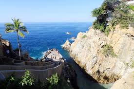 Acapulco resort'un uluslararası standartlardaki sahalarında bermuda ve lillium çimlerle kaplı halı gibi zeminde kamp. H Ayuntamiento Constitucional De Acapulco