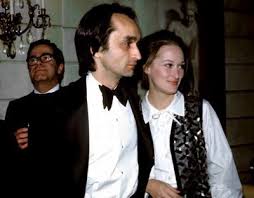 Concluse a fatica le riprese, meryl streep fu costretta ad accettare un altro ruolo in una miniserie, pur di poter continuare a pagare le spese mediche del. Lee Strasberg S 75th Birthday Party Meryl And John Cazale John Cazale Meryl Streep Meryl Streep Godfather Characters