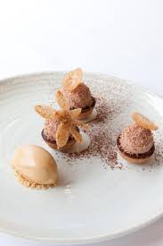 Recette De Mini Tartelettes Caramel Cacahuete Et Chocolat Par Thibaut Sombardier Desserts A L Assiette Recettes Gastronomiques Dessert Gourmand
