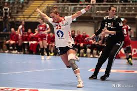 Grimsbø la opp sin keeperkarriere i 2020, og er i dag engasjert i redd barna og som keepertrener for byåsen. Norges Kvinnelandslag I Handball Archives Sportsbibelen