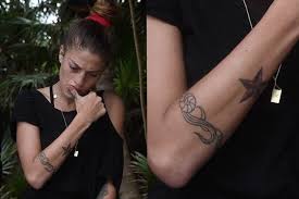 Acquista tatuaggio adesivi in offerta online su lightinthebox.com oggi! Una Croce Sul Lato B Una Piuma Sotto Il Seno I Significati Dei Tatuaggi Di Chiara Nasti