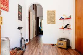 Ad esempio sognare di spazzare in casa spostando la polvere fuori dalla porta d'ingresso, indica che ci stiamo liberando di tutta la negatività che c'era all'interno. Sognare Topi Qual E Il Significato Psicologico