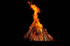 Der johannistag (auch johanni, johannisfest und johannestag) ist das hochfest der geburt johannes' des täufers am 24. Hochsommer Feuer Brennen Lodern Flamme Rot Gelb Dunkel Nacht Sonnenwende Johannistag Pikist