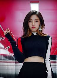 Ryujin Goes For A Sassy And Sporty Look In Her Black Sportmax Turtleneck Sweater For Itzy S Debut Song Dalla Dalla And We Re All Into Itzy Fashion Kpop Girls
