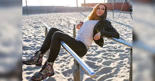 By nick simon @nick_jsimon updated aug 21, 2021, 6:51pm pdt share this story. Becky Lynch Signs A New Wwe Contract Gets A Hike From 1 Million Per Year