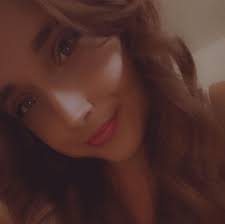 Ice-cream Pizza!! 🍕 this is so easy to make and SO delicious! Definitely a  fun treat to try with the family during summer break! Ingredients: 1 tub  chocolate chip cookie dough 1