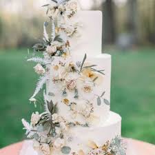 Copper, burgundy and a range of moody shades. 30 Fall Wedding Cakes