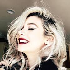 Platinum Blonde Hair Blonde Hair Color Dark Roots Makeup Red Lipstick Eyeli Sofisty Hairstyle Blonde Hair With Roots Balayage Hair Platinum Blonde Hair