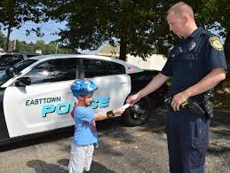 33 Law Enforcement Officers Who Went Above And Beyond The Call Of Duty Law Enforcement Officer Call Of Duty Law Enforcement