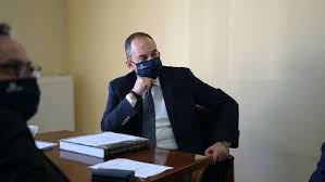 Ο φόβος και η μοναξιά στον θάλαμο. Korwnoios Paramenei Empyretos Kai Me Dyspnoia Sth Me8 O Giannhs Plakiwtakhs Skai