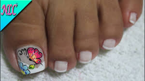 Para los pies también hay diseños muy bonitos para utilizar. Diseno De Unas De Pies Con Flores Y Mariposas Decorados Para Unas