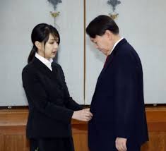 # 수상한 도이치모터스의 주식 제공과 주가조각의혹의 숨은 이야기를. ìž¬ë ¥ì— ë¯¸ëª¨ ê²¸ë¹„í•œ ìœ¤ì„ì—´ ë¶€ì¸ ê¹€ê±´í¬ ëŒ€í'œ ëˆˆê¸¸ ìœ¤ ì´ìž¥ì€ ê¸°ì—…ì— ê²½ê³ ìž¥ ì¢…í•©