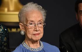 Cet exploit a redonné confiance à l'amérique et a relancé la course à l'espace entre les deux grandes puissances politiques de l'époque. Katherine Johnson Mathematicienne De La Nasa Et Figure De L Ombre Est Morte Le Huffpost