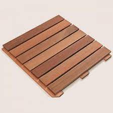 Bangkirai entspricht mit seiner dichte zwischen 0,7 bis 0,9 gramm pro kubikzentimeter dieser definition. Holzfliese Bangkirai 50 X 50 Cm