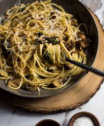 Spaghetti Aglio E Olio With Wilted Spinach And Mushrooms Recipe Spinach Stuffed Mushrooms Classic Italian Dishes Pasta Side Dishes