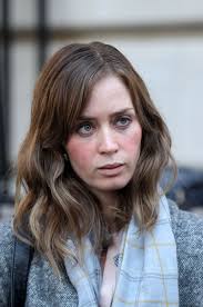 First Look Emily Blunt On The Set Of Girl On The Train In New York City Filmofilia Emily Blunt John Krasinski Emily Blunt Emily