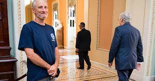The daily show with jon stewart. Jon Stewart S Face As Senator Mitch Mcconnell Walks Past Him Is Priceless Unilad