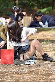 しゃがみ】公園で休憩やピクニックをしてる美女のしゃがみパンチラ盗撮エロ画像 | エロ画像美術館