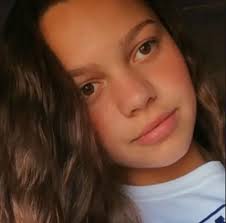 Il a une petite sœur, prénommée aaliyah mendes née en septembre 2003, qui a eu comme son frère un compte vine. Aaliyah Mendes Wiki Bio Social Media Personality