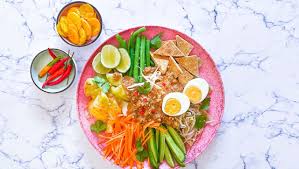 Sie Wollen Sich Wegtraumen Aus Dem Corona Alltag Dann Empfiehlt Unsere Kochin Gado Gado Es Schmeckt Nach Turki Lebensmittel Essen Essensrezepte Food Magazine