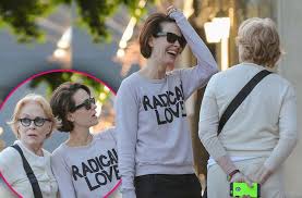 Holland taylor said ahs is hard to watch because she suffers when sarah has to play painful/sad scenes. Pics Sarah Paulson Holland Taylor Shopping Split Rumors For Lesbian Couple