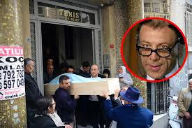 Usta oyuncu münir özkul'un kızı güner özkul, babasının pazar günü son yolculuğuna uğurlanacağını söyledi. Munir Ozkul Hayatini Kaybetti Munir Ozkul Evinden Alinarak Morga Goturuldu A Haber En Son Haberler