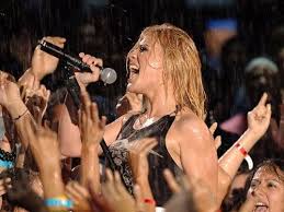 Kelly is also a strong believer in god. 2005 Mtv Vma S Performance Kelly Clarkson Kelly Vma Performance