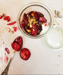 Diese Kostlichen Karamellisierte Thymian Pflaumen Mit Vanillequark Und Pistazien Dessert Sahne Creme To Go Pistazien Dessert Rezepte Einfacher Nachtisch