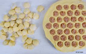 Pelmeni are dumplings of russian cuisine that consist of a filling wrapped in thin, unleavened dough. Ungekochte Ukrainische Russische Pelmeni Auf Schneidebrett Und Zutaten Fur Foto Vorratig Crushpixel