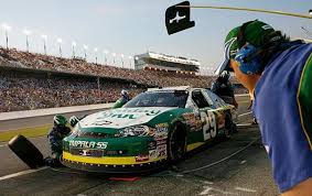 V počátcích kariéry nascar byl součástí týmu robert první výhru zaznamenal v roce 2005 v závodě chevy american revolution 400 v richmondu. Nns Recap Elated Bowyer Wins At Daytona In Overtime The Spokesman Review